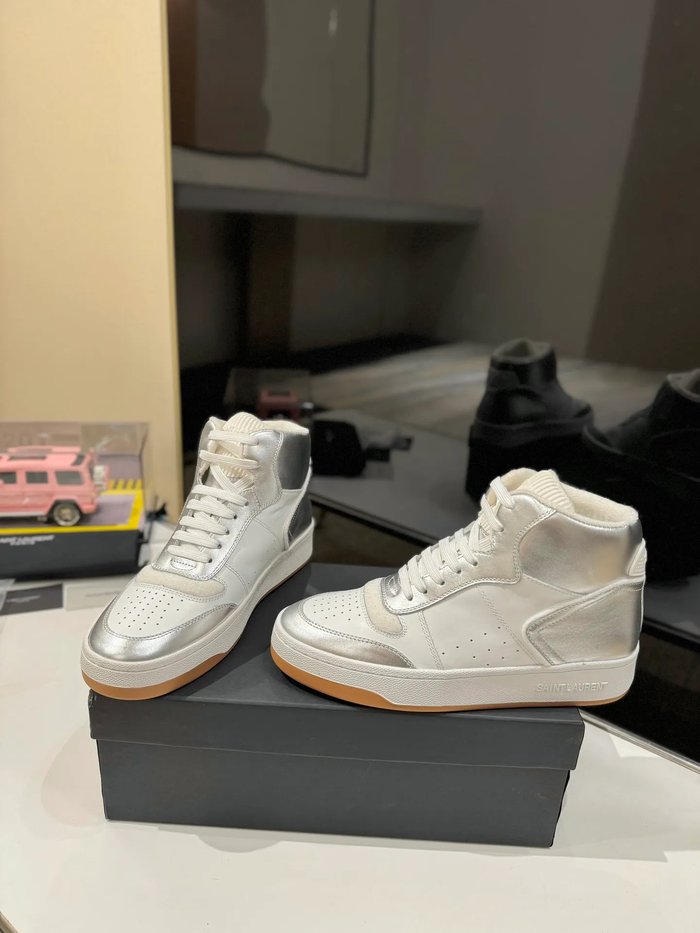 👟👟Ex-factory price 680👟👟 [High version for couples] YSL SAINT LAURENT Yves Saint Laurent SL61, the latest popular casual series in spring and summer...👍👍 Yves Saint Laurent SL61, original purchase, 1:1 replica, fresh blood injection and casual retro design, super good-looking and versatile, the upper is made of cowhide punching and splicing, the upper is super soft , lightweight and comfortable to match with sweatshirts, it is recommended to have one pair in each hand😁 ✅Fabric: Original customized cowhide ➕Punching process ➕Last process ✅Inner lining: Original towel lining ✅Feet: Original customized cowhide ✅Outsole: Original molded two-color bottom ✅Packaging: Original full set of packaging ✅Code number: 35-46 (Female 41.42. Male 38.45.46 Customized, non-returnable)